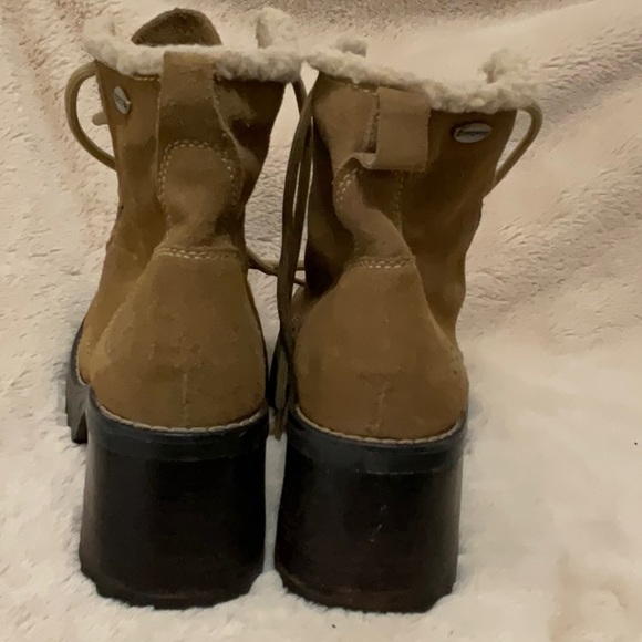 Sketchers Women’s Lace Up Suede Boots with Lug Sole, Size 8, Tan/ Camel color - Picture 3 of 9